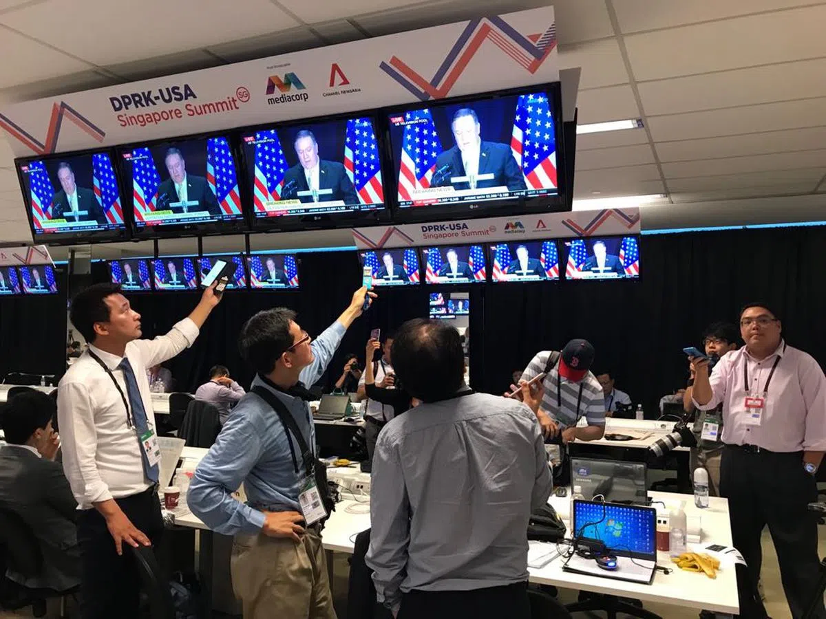  记者们忙着给美国国务卿蓬佩奥的记者会录音。（卢凌之摄） 