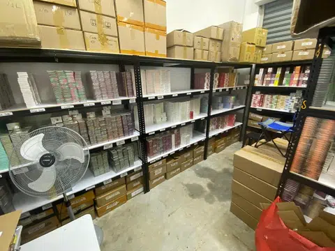 卫生科学局2021年10月在文礼的一个储藏设施，发现黑市价格超过200万元的电子烟和相关产品。（卫生科学局提供）