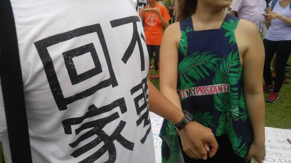  用胶纸自制出“不是我的总统”的标语，用完就可以丢掉很方便。（张丽苹摄） 