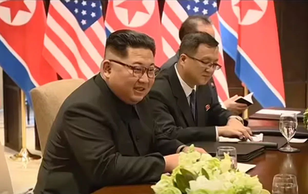  12日“特金会”当天，金正恩与特朗普举行双方扩大会议。（朝鲜中央电视台纪录片截图） 