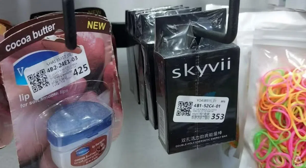 马来西亚的便利商店也有售卖能量棒，售价可低至0.70新元。（亚洲新闻台）