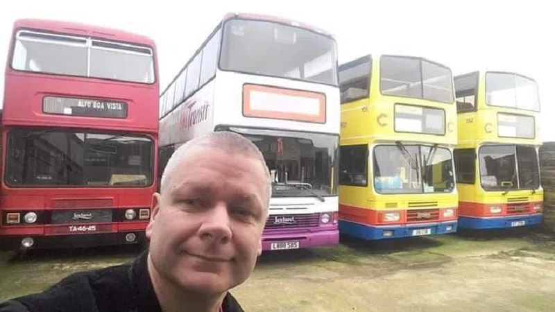 大卫罗杰斯在2013年购买一辆退役的新捷运巴士，将它运至英国。（互联网）