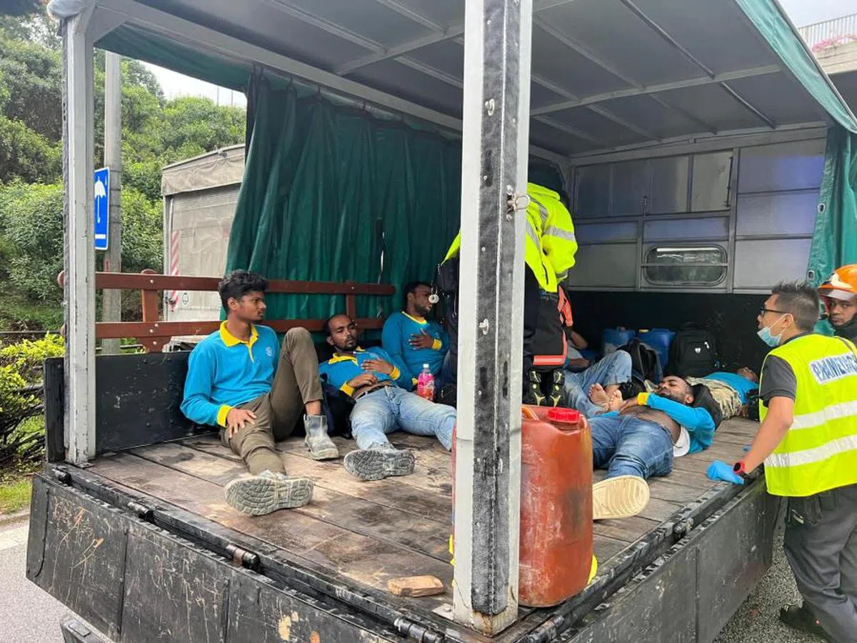 7月18日克兰芝快速公路（KJE）发生三辆罗厘连环撞事故，26人受伤送院，其中大部分伤者为客工。（读者提供）