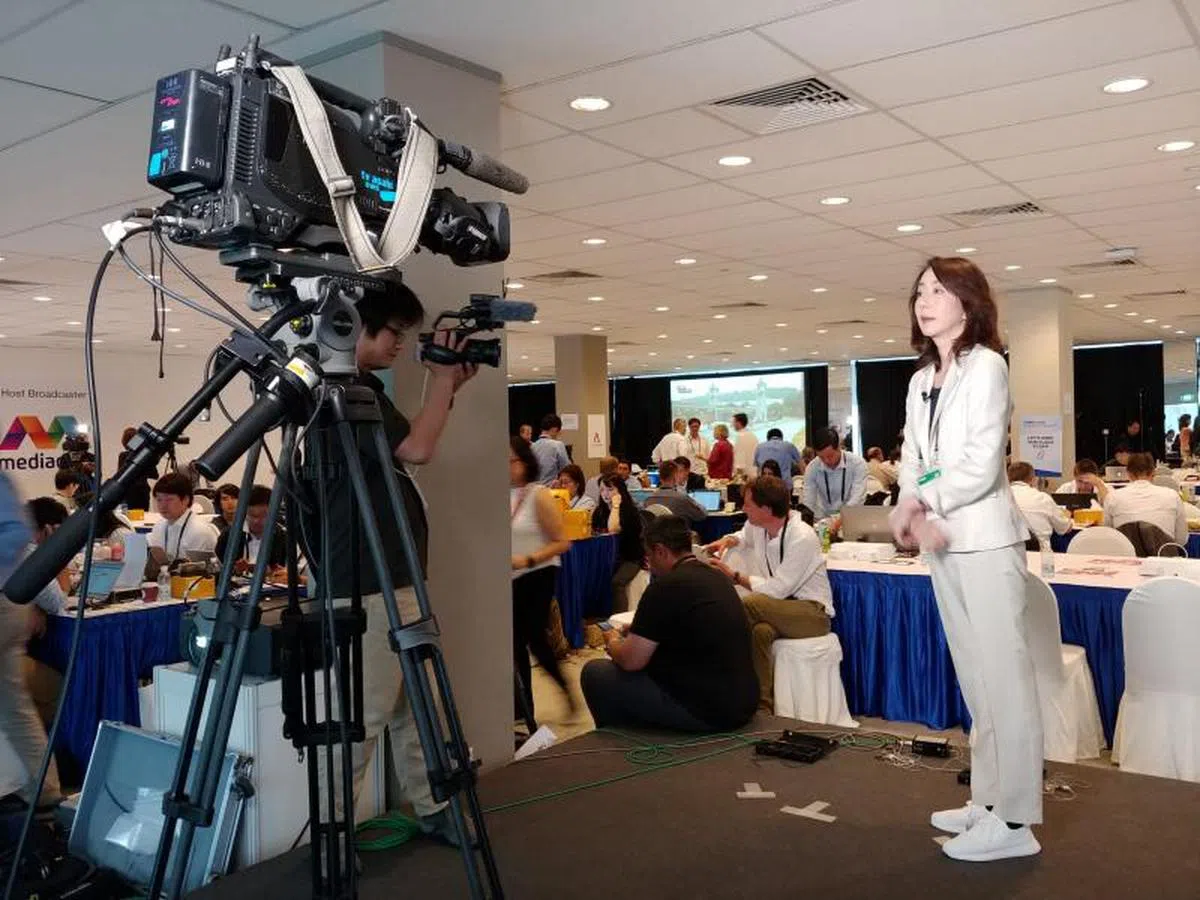  主播“霸占”位置反复地在镜头前练习。（张丽苹摄） 