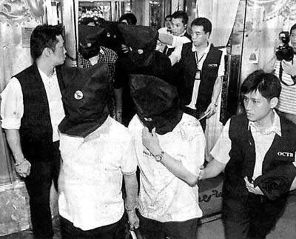  香港的O记在执法时，会穿上写着“OCTB”（Organised Crime and Triad Bureau，简称O记）的无袖外套。（互联网） 