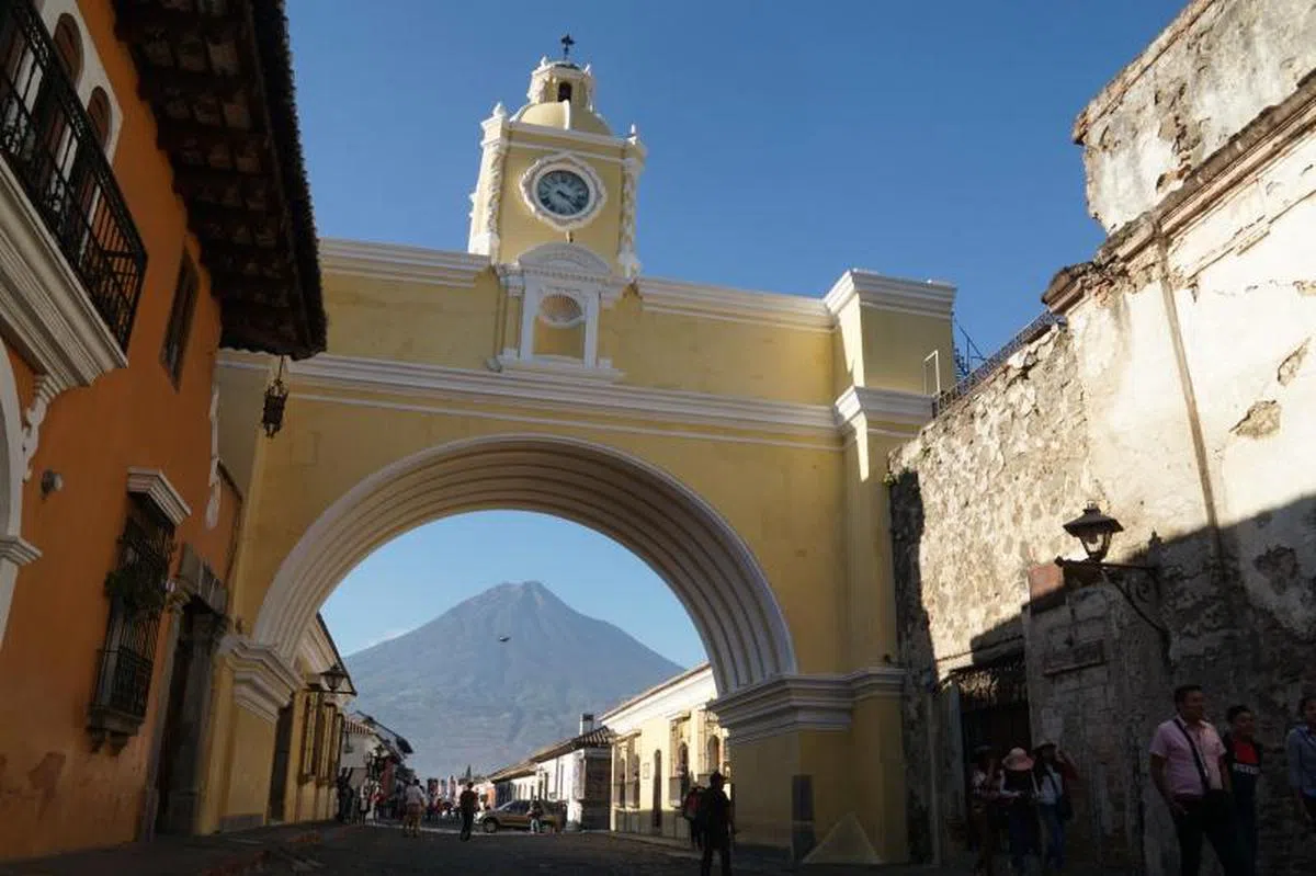 圣卡塔琳那拱门刚好和阿瓜火山构成完美的打卡照。（叶孝忠摄）