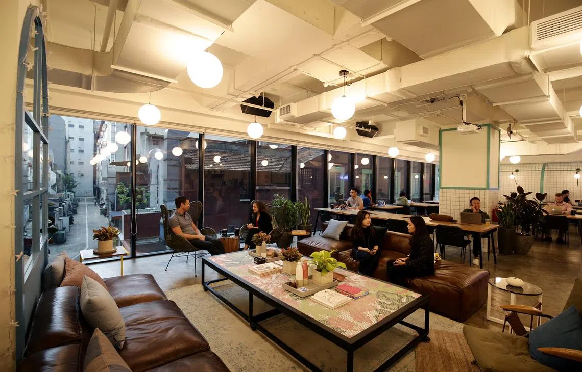 WeWork美芝中心的三个楼面设计犹如高档咖啡座，占地2万8000平方英尺，可容纳700至800人。（联合早报）