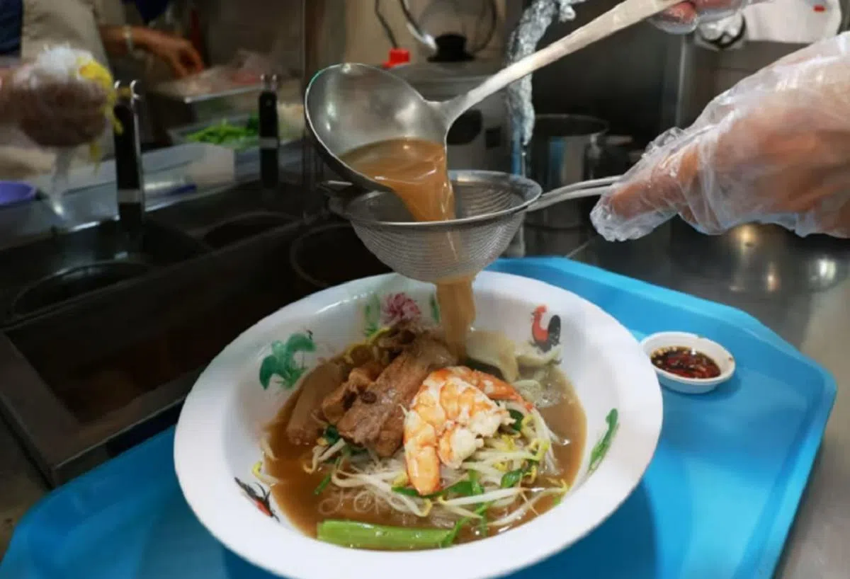这碗虾面的汤头熬煮了几小时，够正宗了吧？（亚洲新闻台）