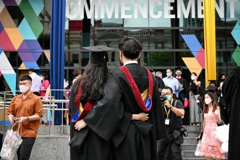 本地大学2022年应届毕业生的月薪中位数较2021年多了400新元。（海峡时报）