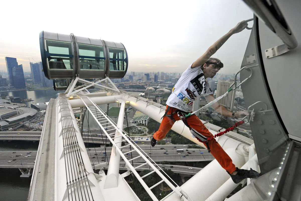  阿兰·罗伯特（Alain Robert）曾在2010年专程来新加坡挑战攀爬世界最高的新加坡摩天观景轮，绕着观景轮的轮圈内侧爬走一圈，约半小时完成。（海峡时报） 