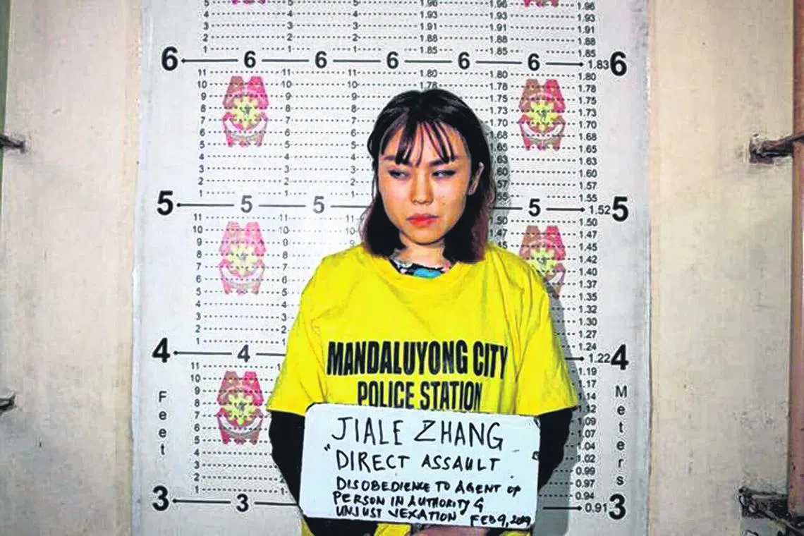 中国留学生张佳乐因向菲律宾警员泼豆花被捕（菲律宾警方）