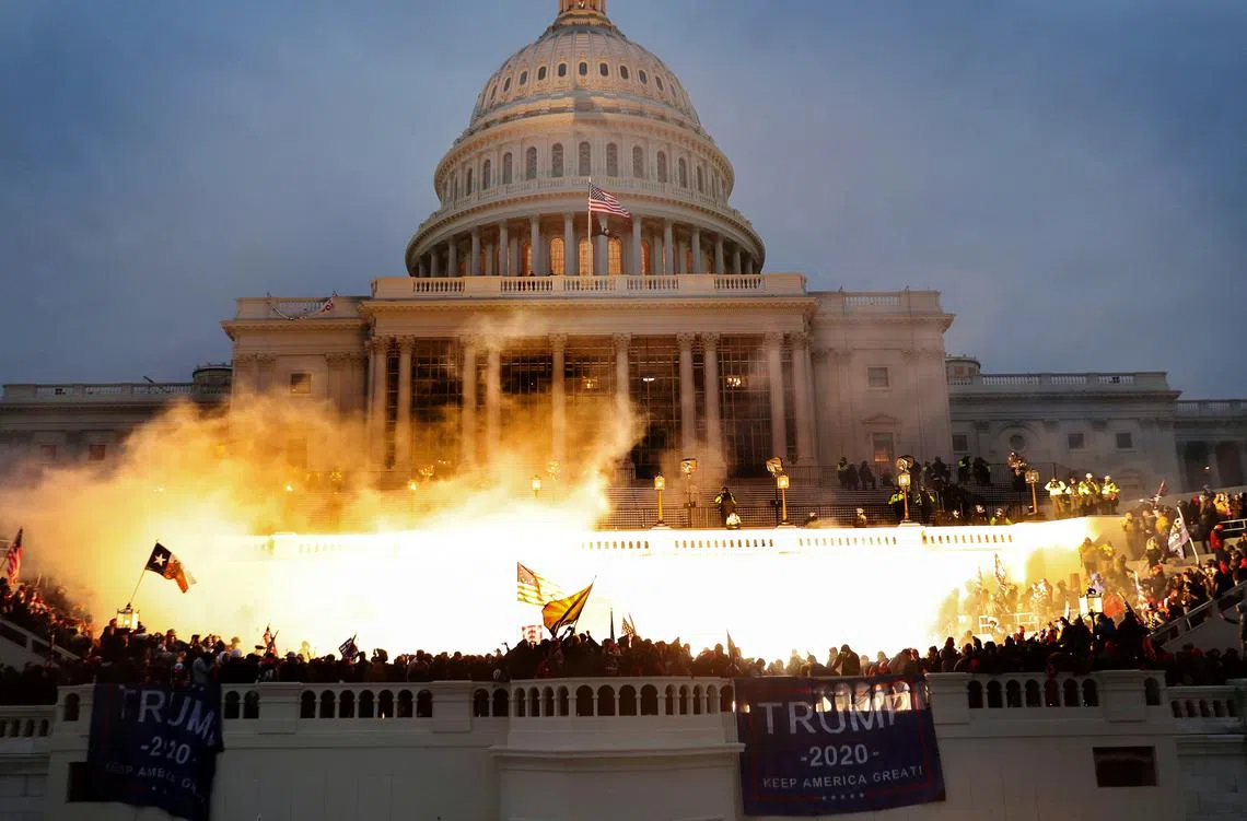 美国警方向入侵国会的示威者施放催泪弹。（路透社）