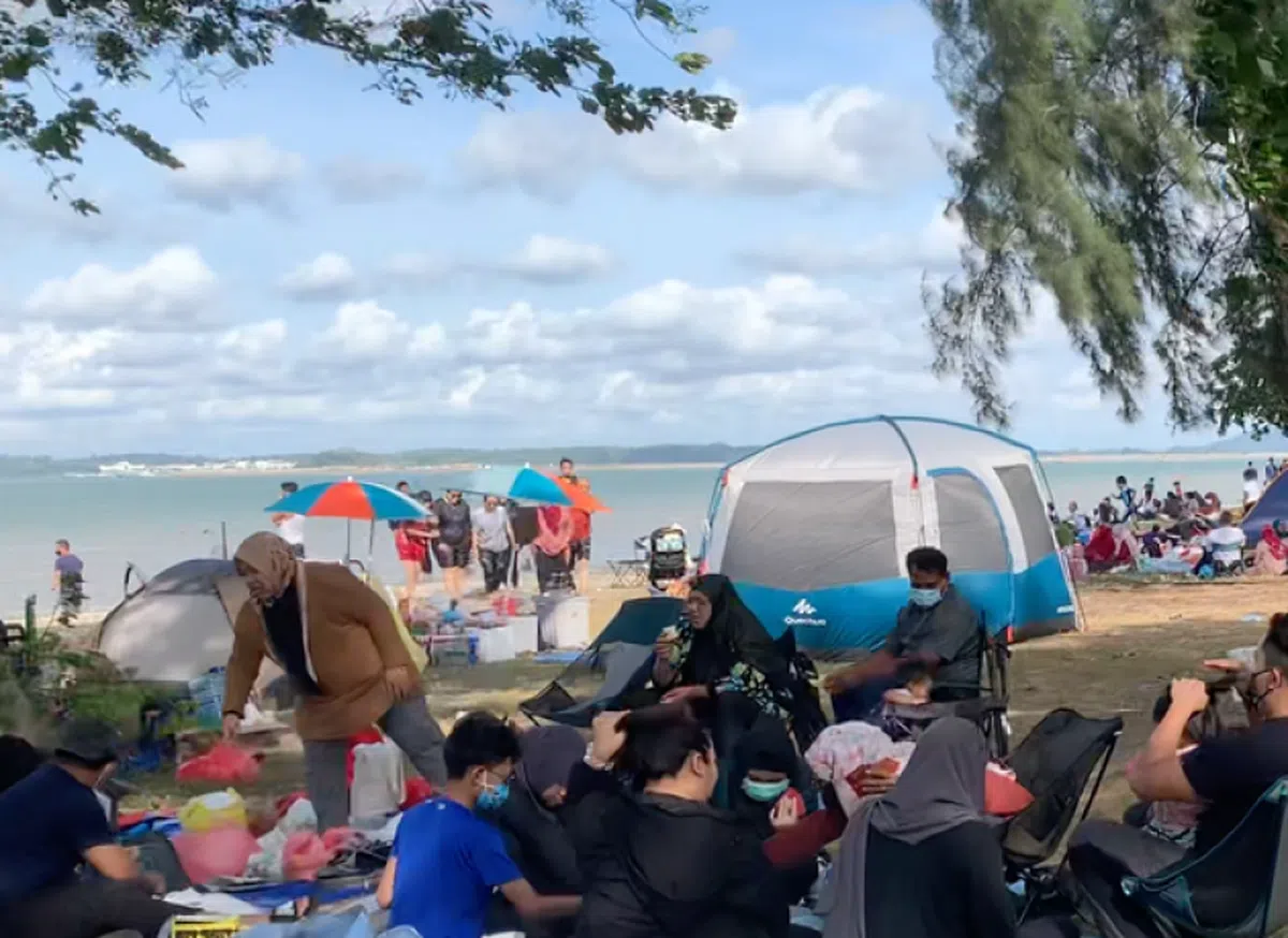 不少人在海边，搭起一个又一个五颜六色的“家”，和天地为邻。（叶孝忠摄）