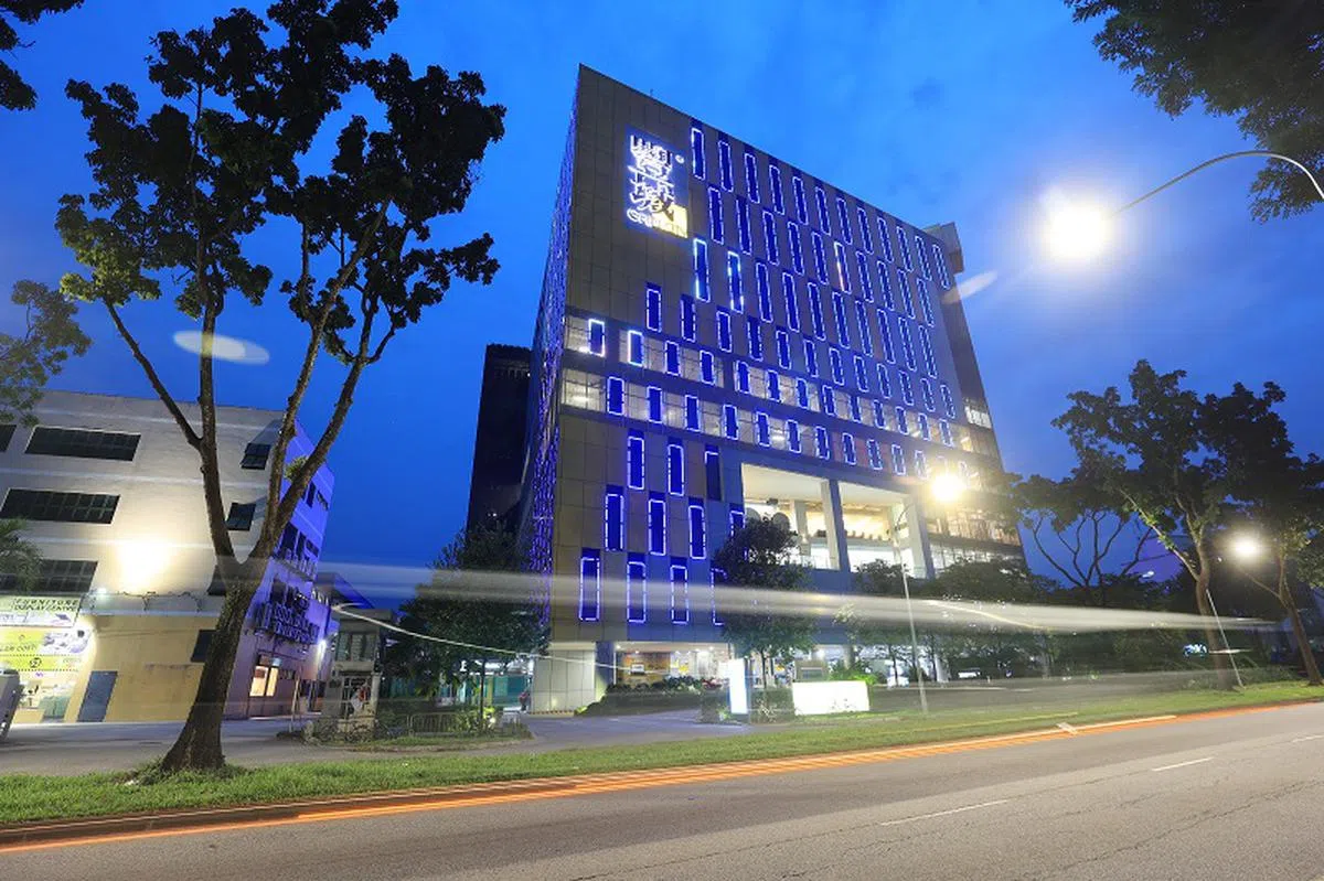 被告以伪造文件申请丰城的财务总监一职，工作六个月后被解雇。（联合早报）