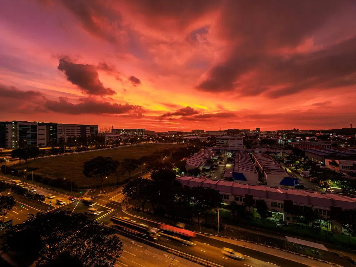 本地昨日傍晚出现的红色彩霞被网民称为“火焰云”。（取自面簿）