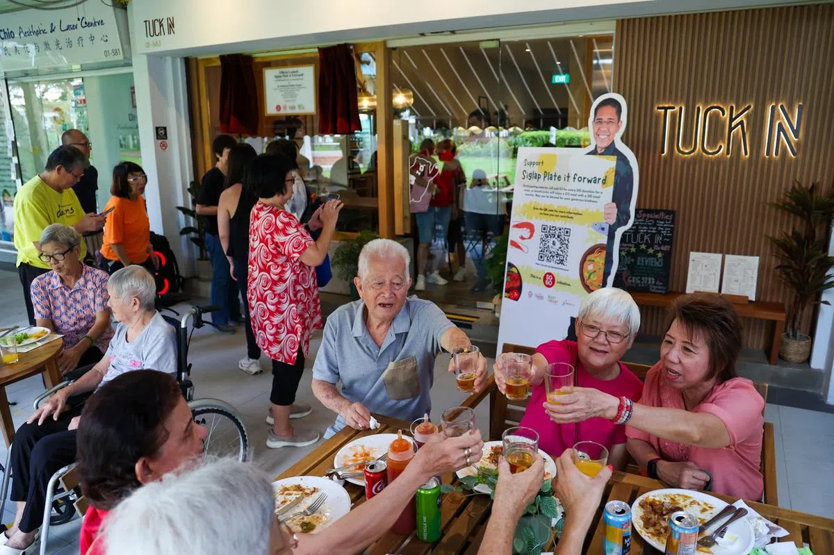 一起在外用餐的新加坡年长者。（新明日报）