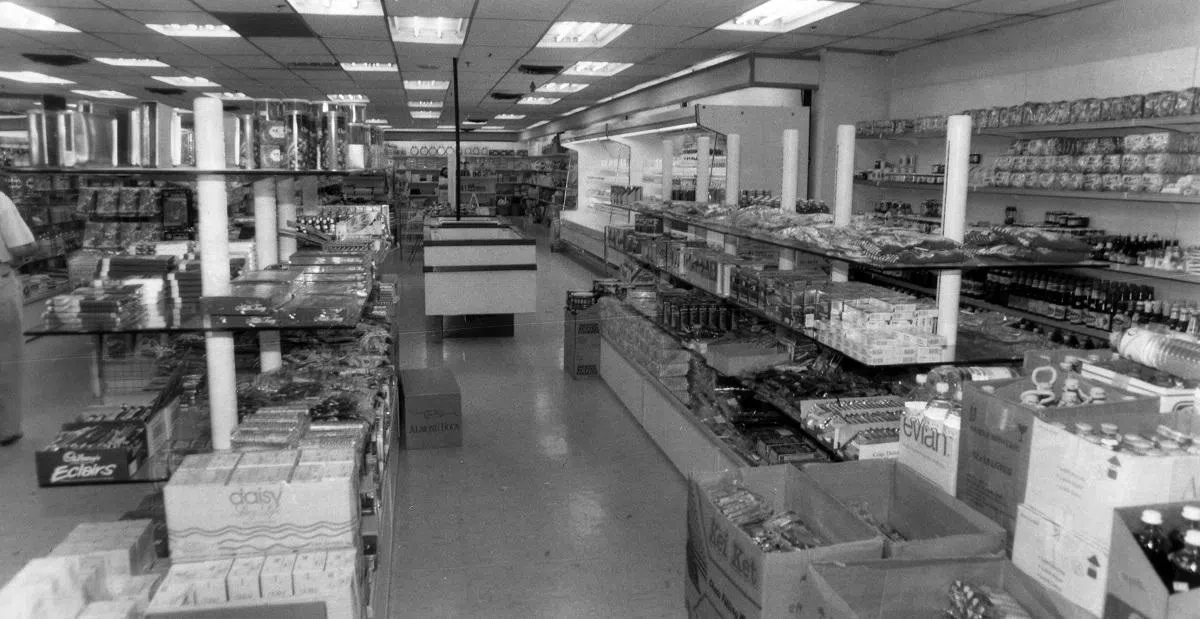 上世纪90年代的中桥百货商场内部。（联合早报）