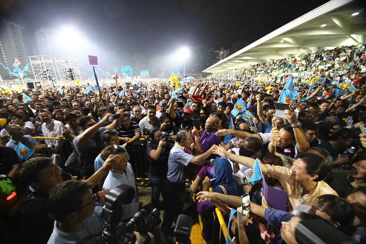  2015年大选工人党在勿洛体育场举行东海岸集选区的群众大会，现场来了大批来自不同地区的群众，把体育场挤得水泄不通。（联合晚报） 