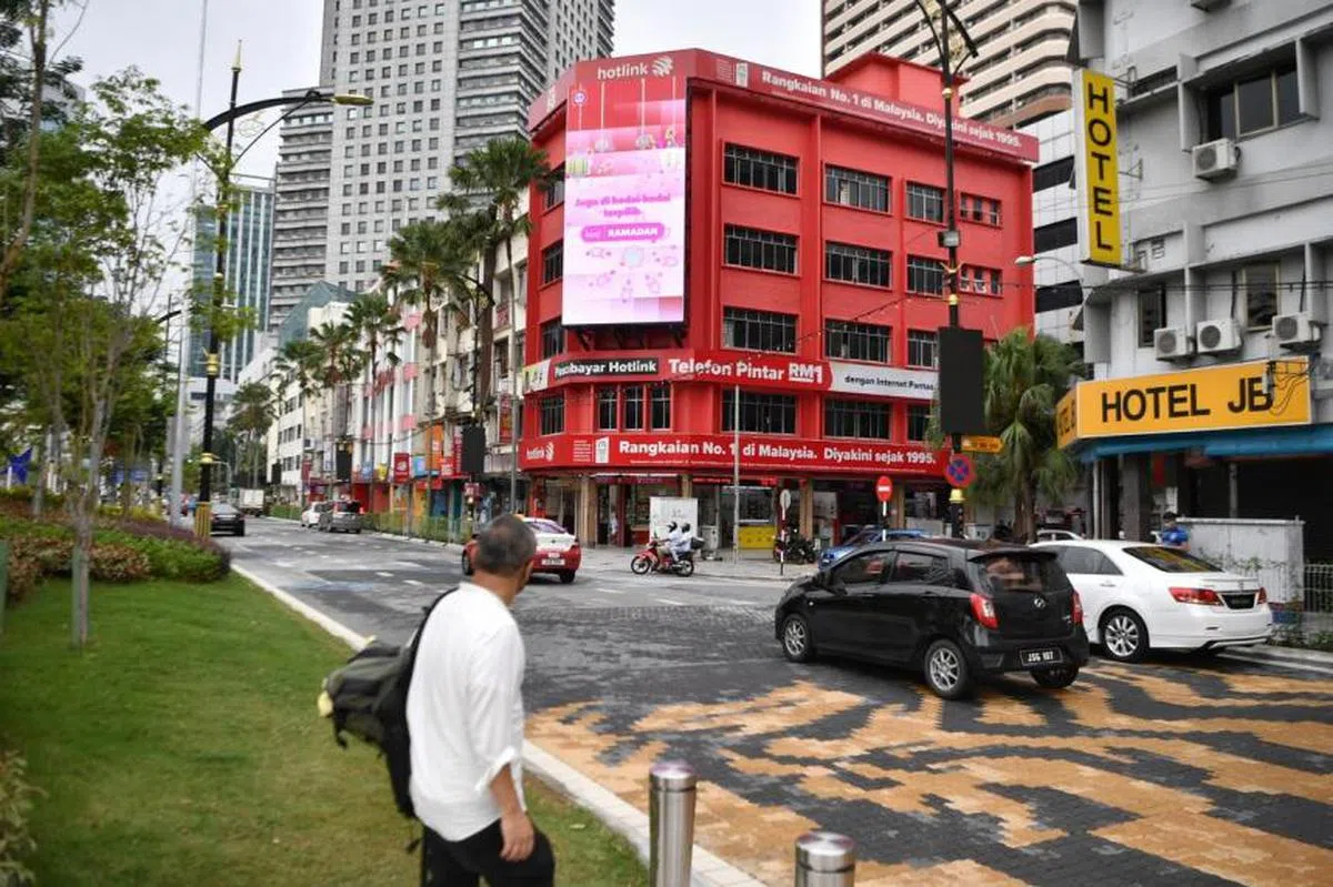 新山中央车站（JB Sentral）周围，在周日中午时分少了一份拥挤。（海峡时报）