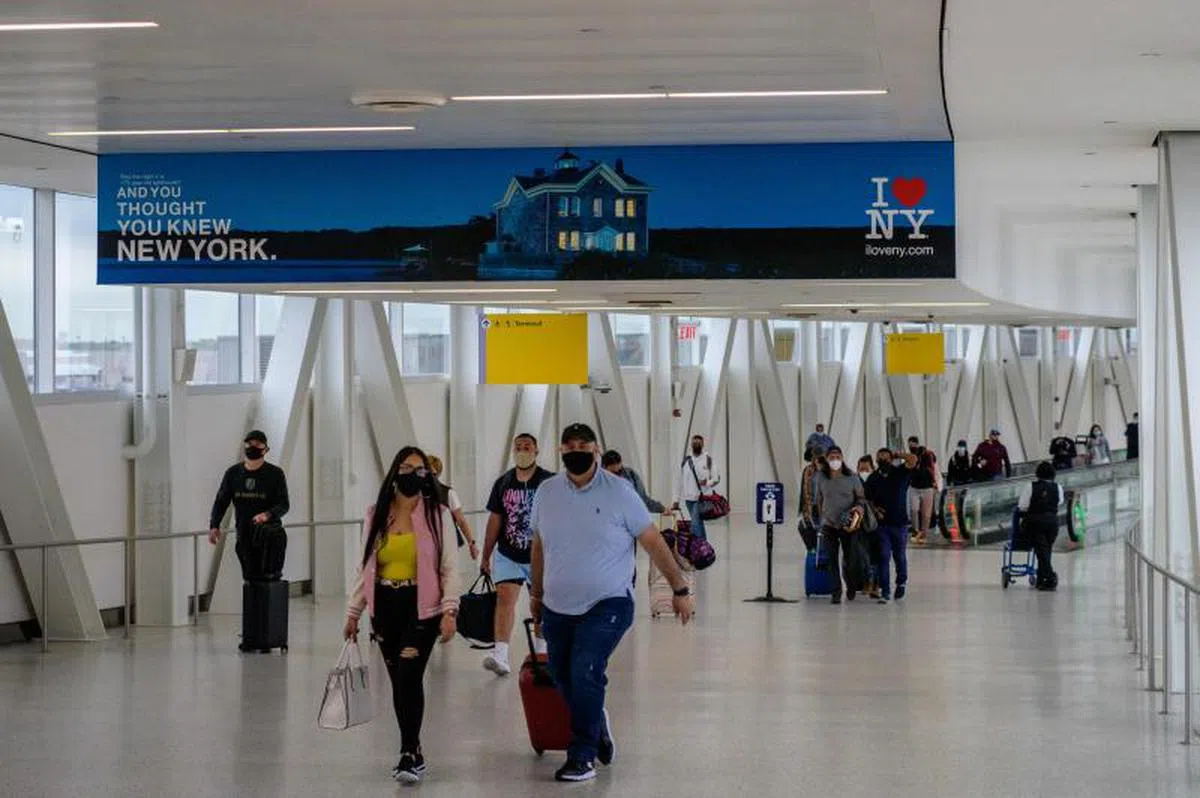  美国联邦政府并未规定入境旅客须强制隔离。（法新社） 