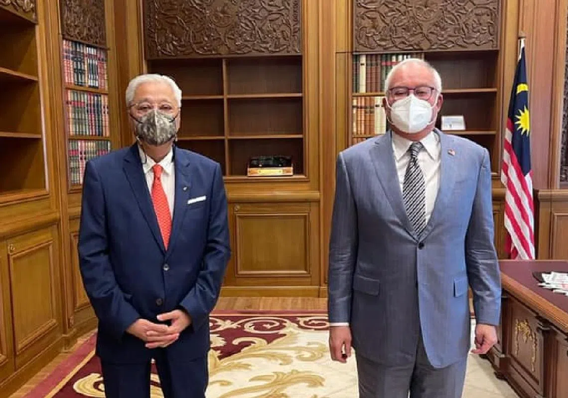 依斯迈沙比里（左）日前和纳吉（右）会面，讨论抗疫和经济等课题。（依斯迈沙比里面簿）