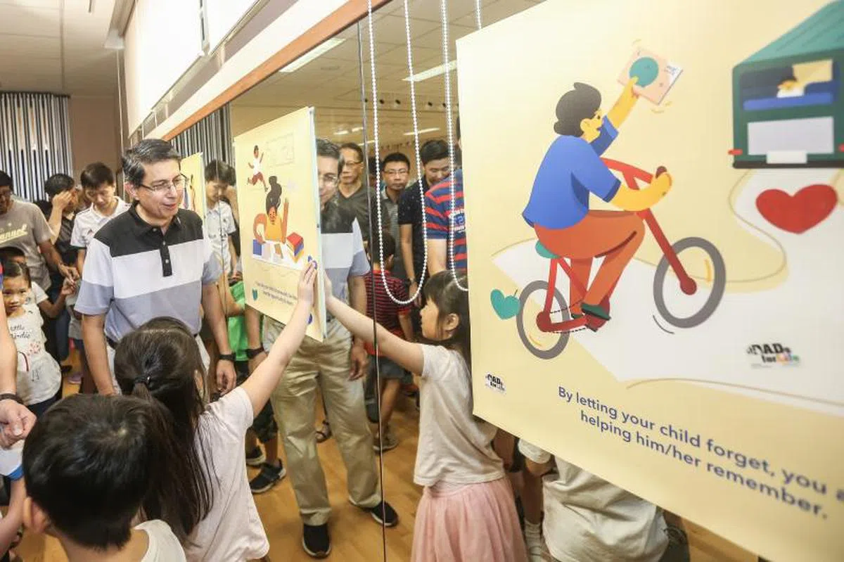  教育部兼社会及家庭发展部高级政务次长费绍尔博士日前一项学校活动上，正式推出“学校家庭合作指导方针”。（联合早报） 