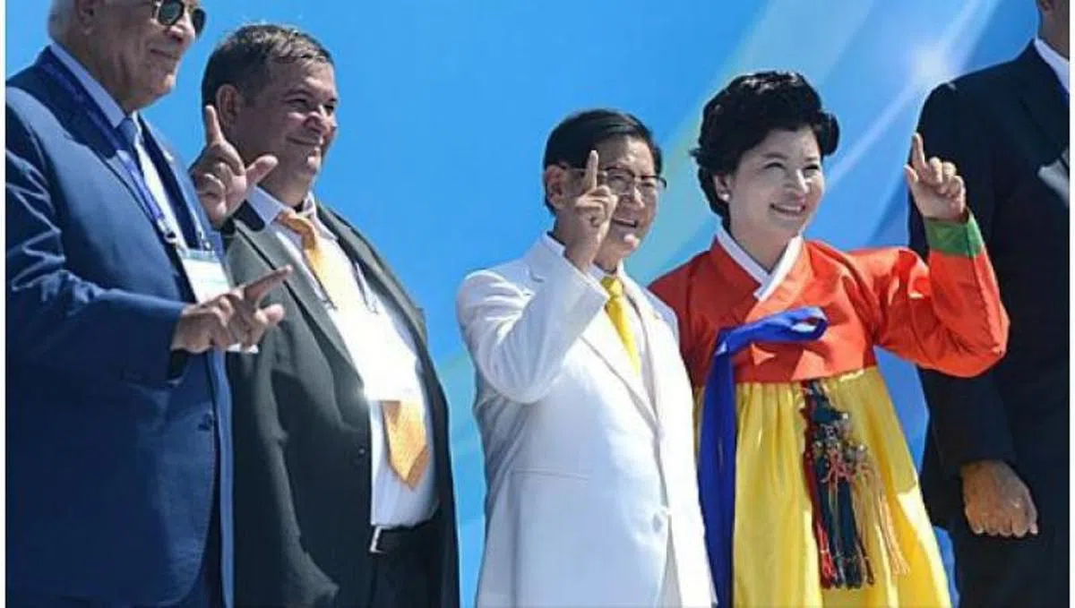  金南熙（右）与教主李万熙。（互联网） 