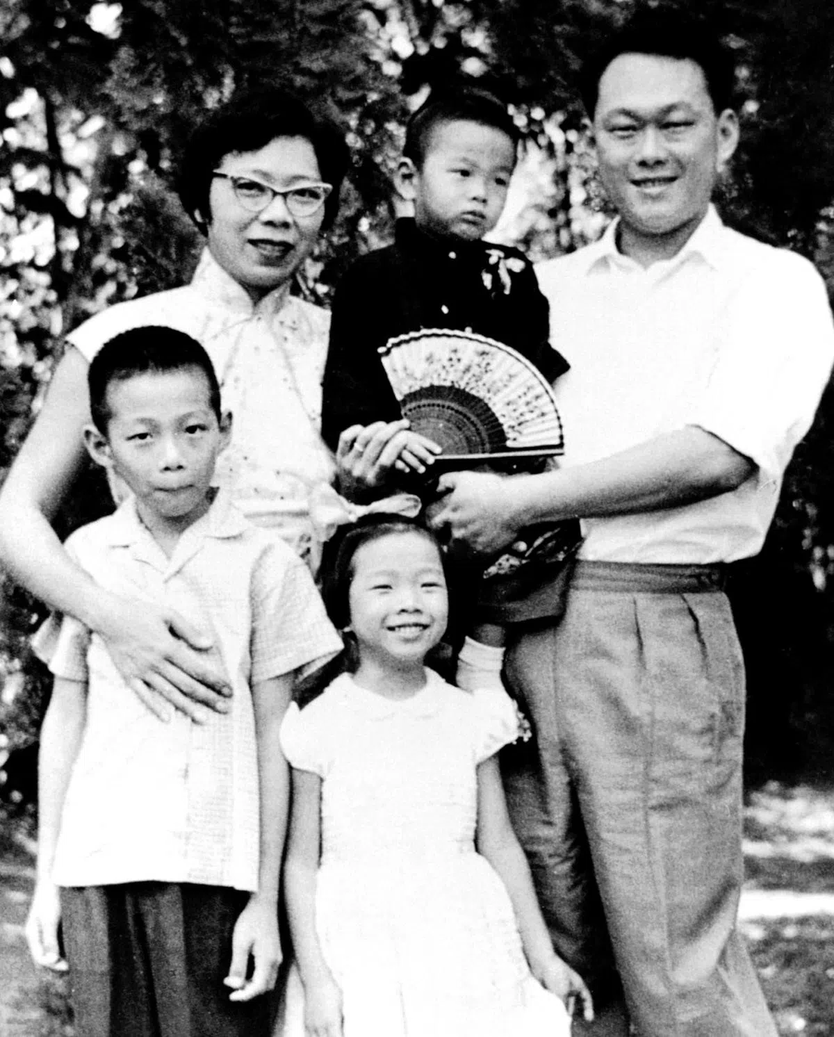 李光耀与柯玉芝夫妇与三名年幼子女李显龙、李玮玲和李显扬的合照。（档案照）