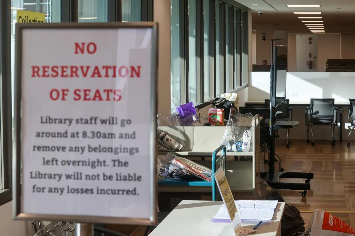 为杜绝国大学生在图书馆霸位，工作人员每天上午8时半会进行巡逻，把彻夜占位的物品移除。（联合早报）