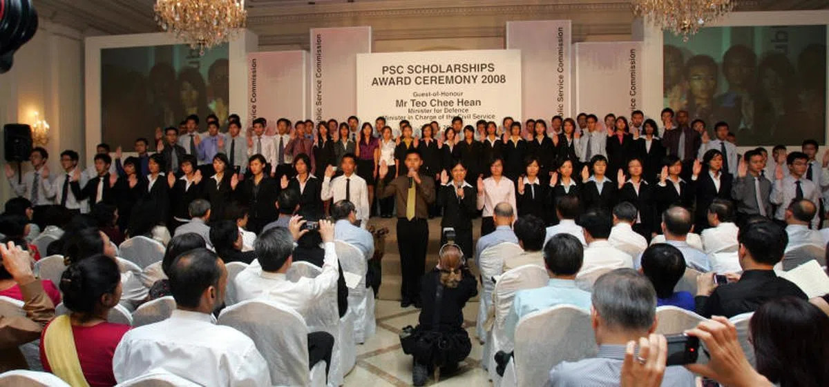 2008 年公共服务奖学金颁奖礼7月26日举行，2008年共有73 人获颁公共服务奖学金。（联合早报）