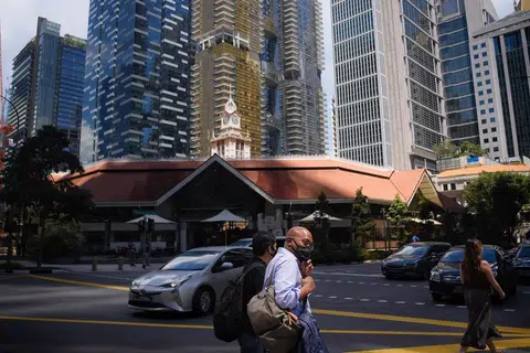 列入监督名单的雇主中，30个来自金融服务和专业服务行业，其余来自行政及支援服务、制造及教育服务等领域。（海峡时报）