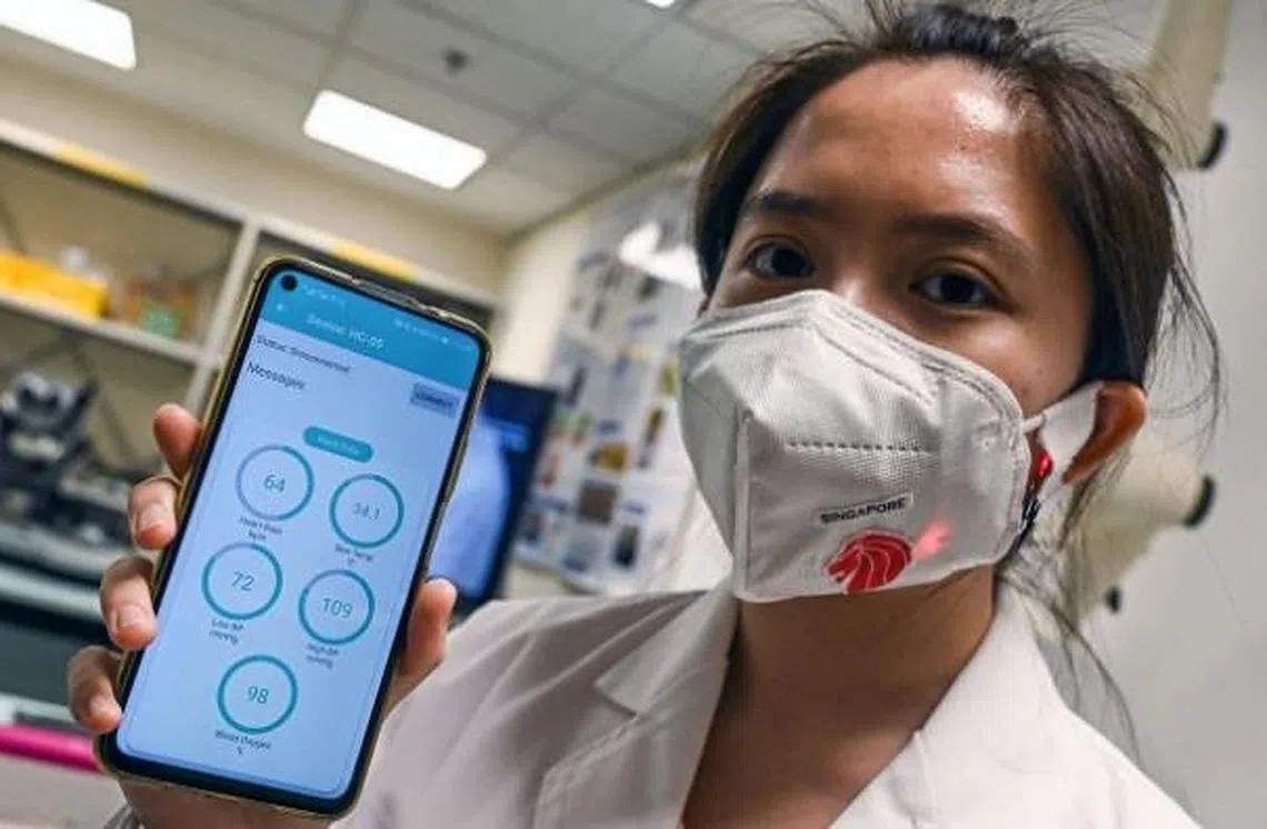 南洋理工大学材料科学与工程学院的一名研究员戴着装有传感器的口罩。（法新社） 