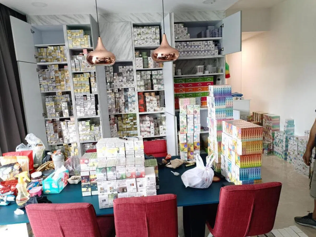 肃毒局人员今年2月在武吉知马上段展开扫毒行动，在嫌犯住家起获了1461个电子烟、9万4572个电子烟部件及7万8091支烟棒等。（肃毒局提供）