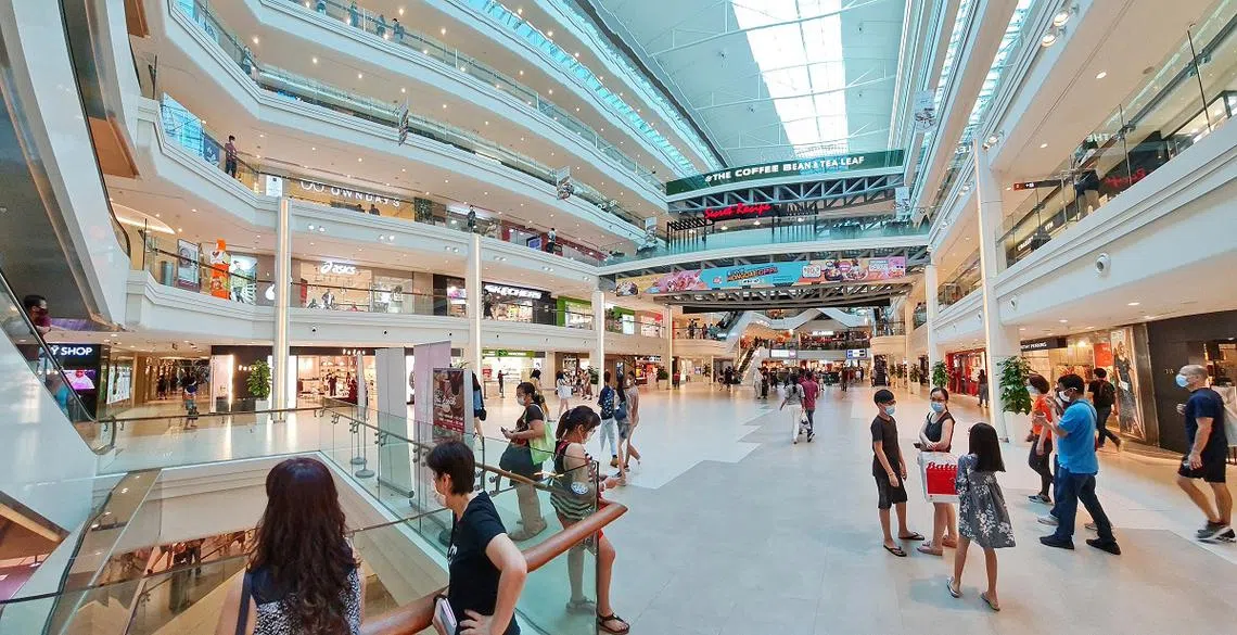 狮城大厦（Plaza Singapura）的购物人群。（海峡时报）