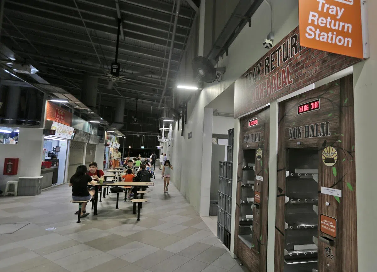  由社会企业经营的裕廊西小贩中心，12摊贩最近联署，最终获得管理公司取消让他们吃不消的奖励食客归还托盘措施，改以顾客付出托盘押金的方式替代。（联合早报） 