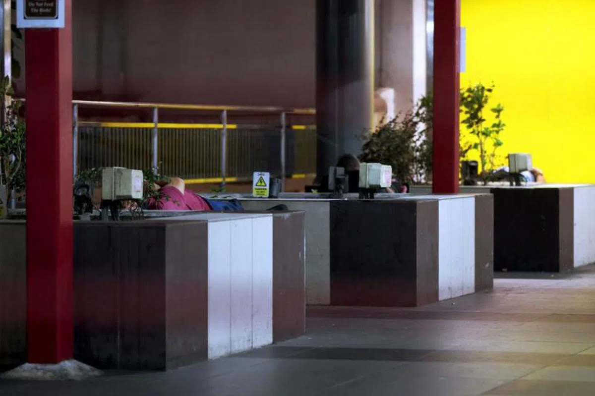 露宿街头者睡在兀兰地铁站和临时巴士转换站附近的石椅上。（海峡时报）