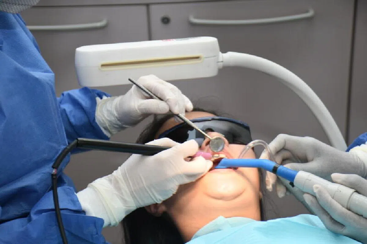 牙医正在进行牙科治疗。（新加坡国立牙科中心提供）