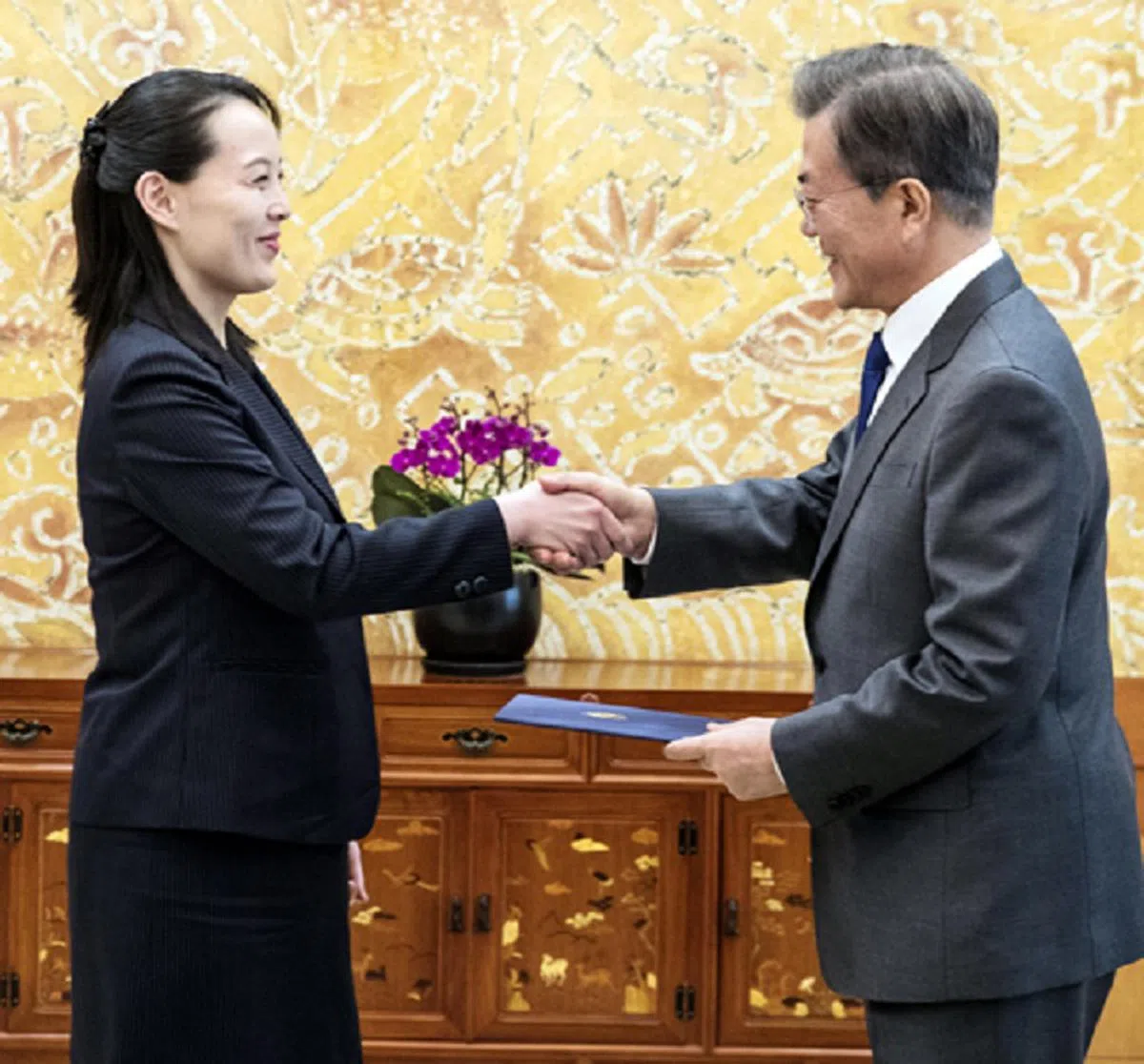  韩国总统文在寅（右）在总统府青瓦台和金与正会面。（法新社） 