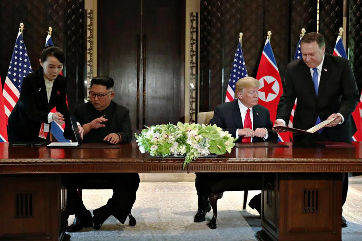  金正恩的妹妹金与正（左一）和美国国务卿蓬佩奥（右一）将联合文件递给金正恩和特朗普。（路透社） 