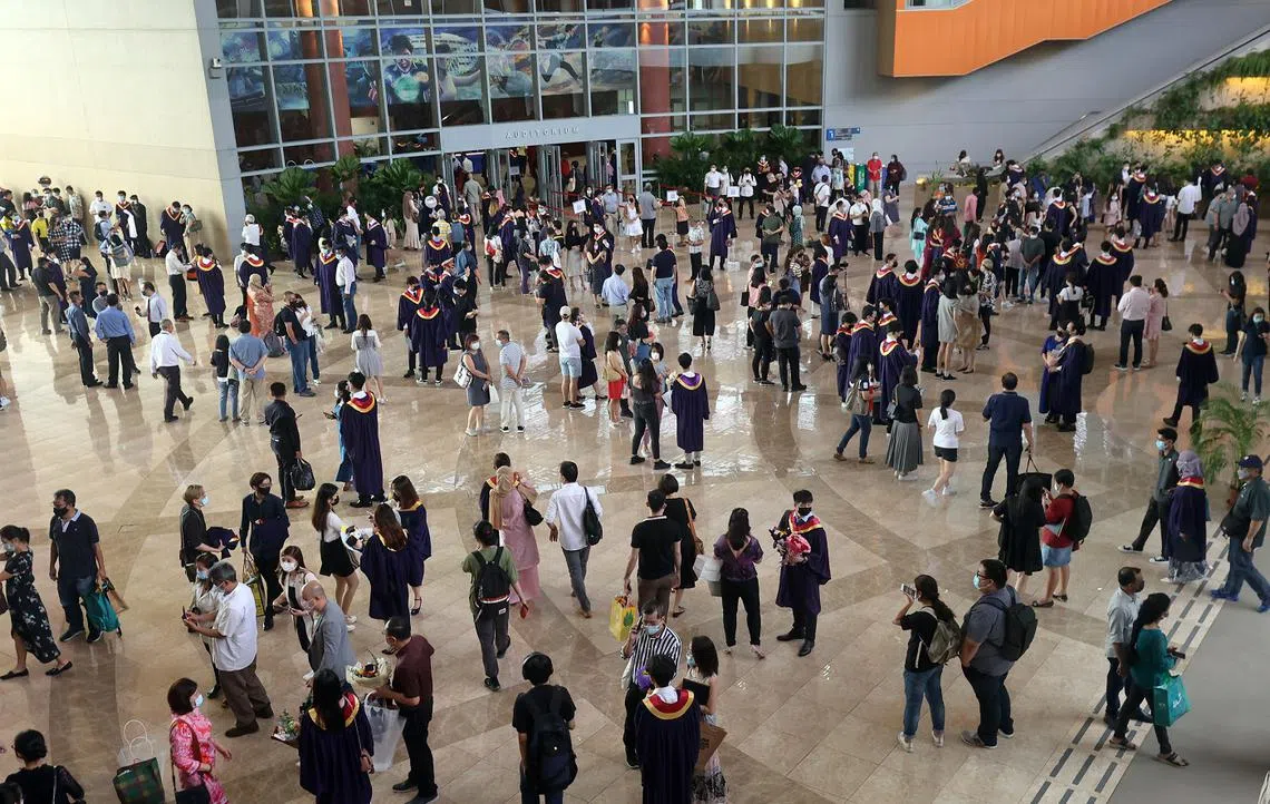 南洋理工学院的毕业典礼。家长都出席孩子们这人生的重要的一刻。（联合早报）