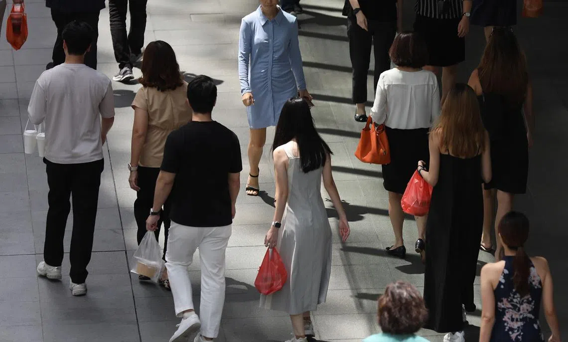 市中心的上班族。（商业时报）