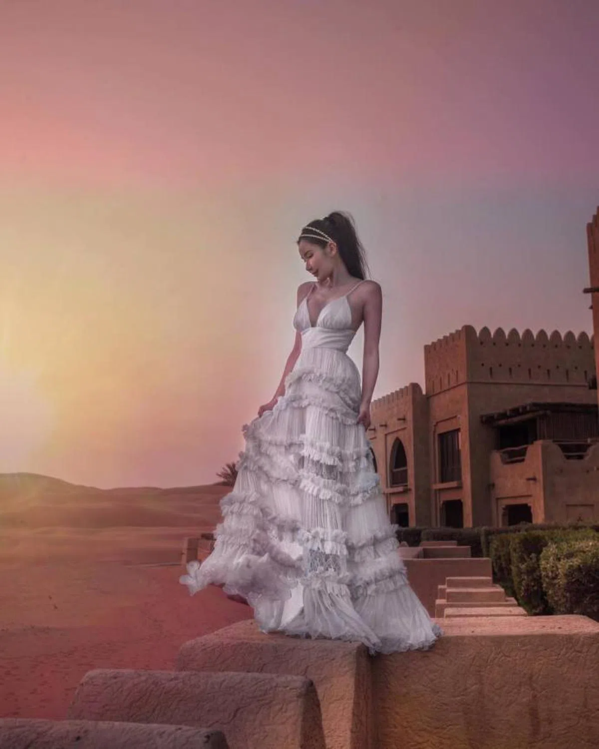  也会换上长裙和晚礼服在世界各地打卡。（Instagram:ec24m） 