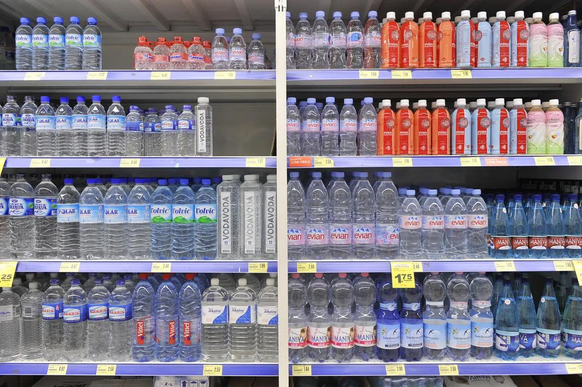 在我国售卖的瓶装水品牌超多，商家促销手法各异。（海峡时报）