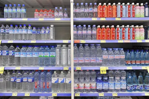 在我国售卖的瓶装水品牌超多，商家促销手法各异。（海峡时报）