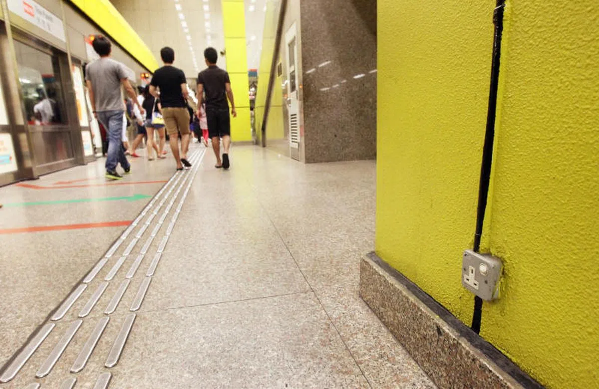 还未上锁的地铁站插座，拍摄于2014年。（联合早报）