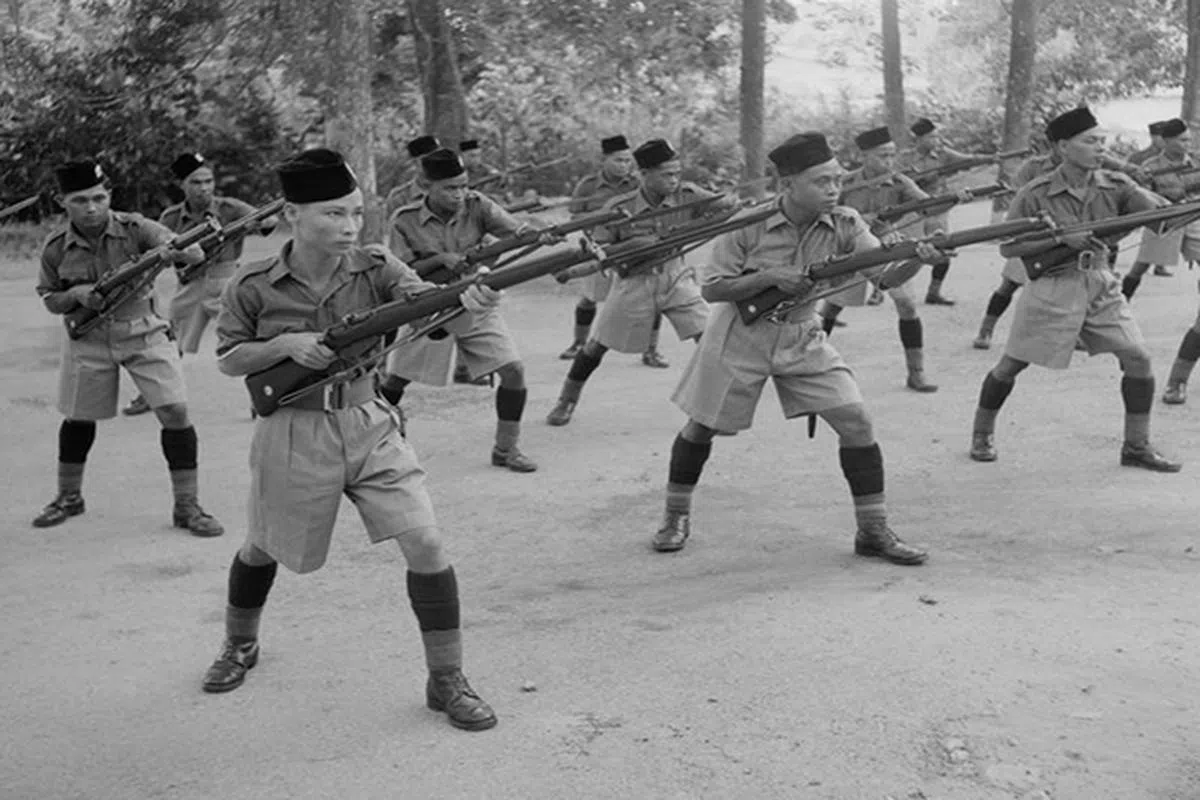  马来军团士兵们战前的训练。（帝国战争博物馆） 