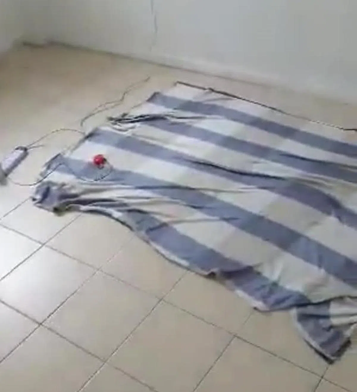  兄弟俩原先只能睡在地板上。（Project Pencil Singapore面簿） 