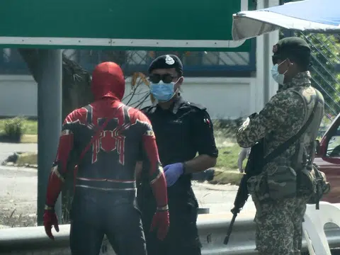 身穿“蜘蛛侠”服装的民众和执法人员对话。（网民面簿）