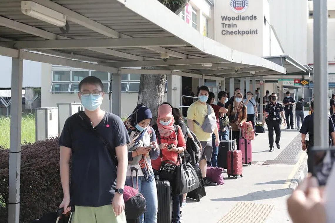 不少马国客工选择继续留在新加坡，独自过上疫情下非一般的农历新年。（联合早报）