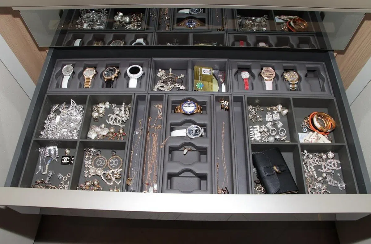 28亿洗钱案中被警方起获的部分名表与首饰。据悉，涉及此案的名表有164支、珠宝546件、精品包包294个，豪车62辆。（新加坡警方提供）